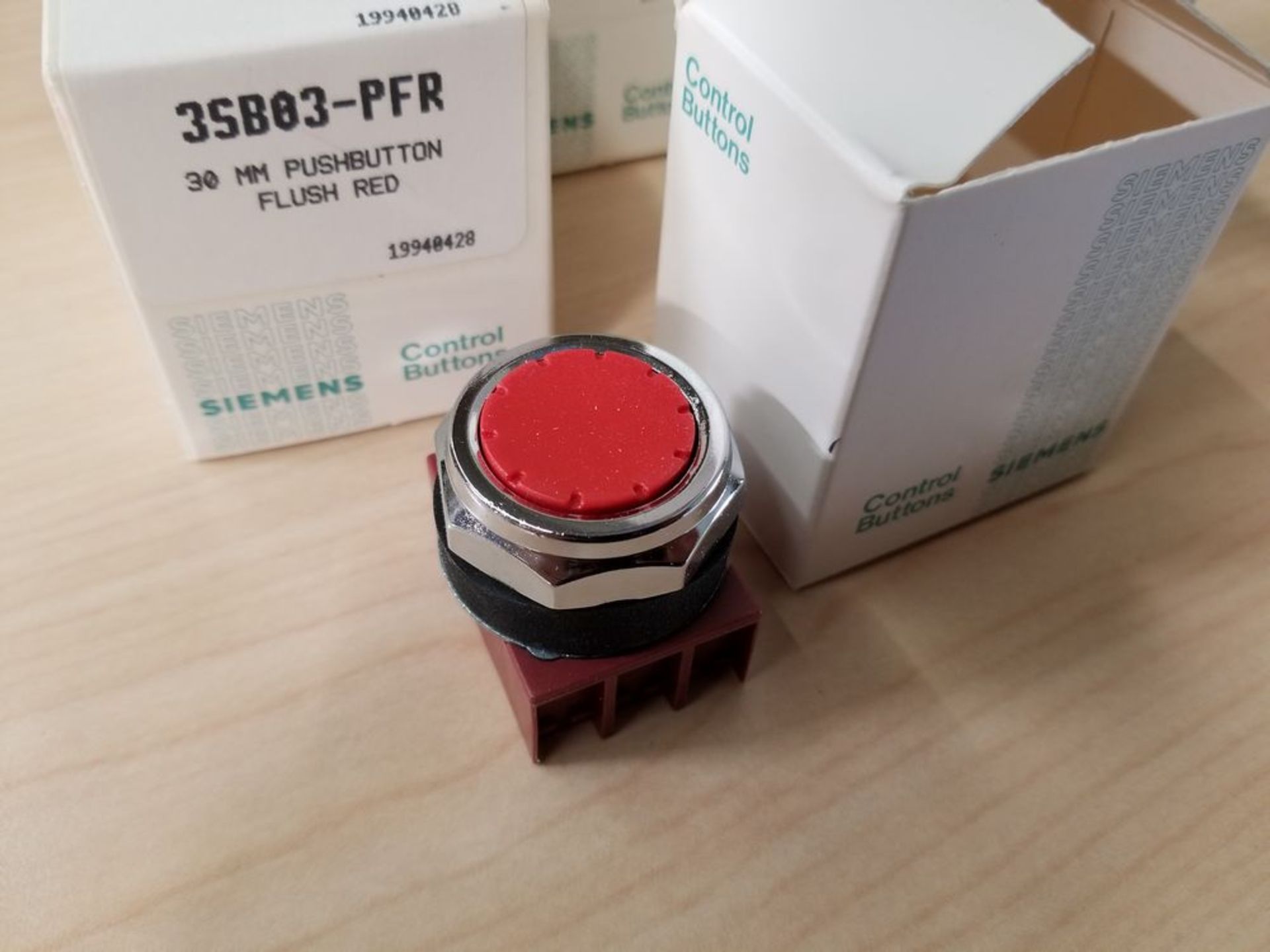 LOT OF 6 NEW SIEMENS 3SB03-PFR 30MM FLUSH RED PUSHBUTTON SWITCHES - Image 2 of 2