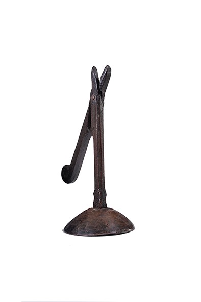 A George III treen scissor-action rushnip, circa 1780