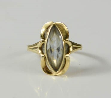 A yellow metal ring with crystal marquise cut stone, 2.6g.