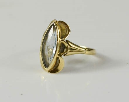 A yellow metal ring with crystal marquise cut stone, 2.6g. - Image 2 of 2