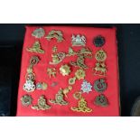 A quantity of military cap badges, British. (approximately 30)