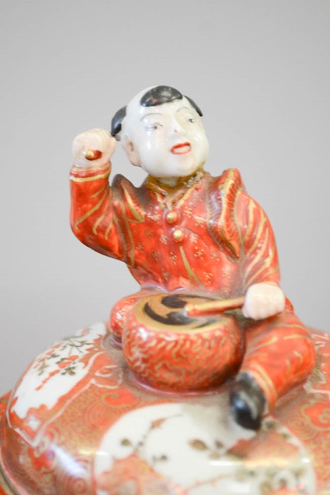 A 19th century Chinese Satsuma style jar, with a cover surmounted by a child with drum, raised on - Bild 2 aus 3