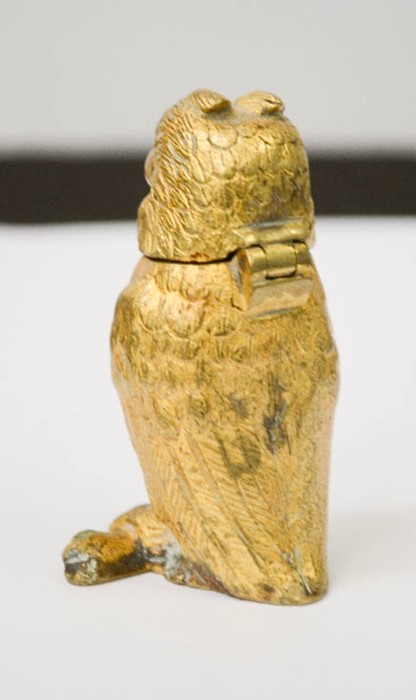 A gilt brass matchbox holder in the form of an owl, with hinged head, 7cm high. - Image 4 of 4