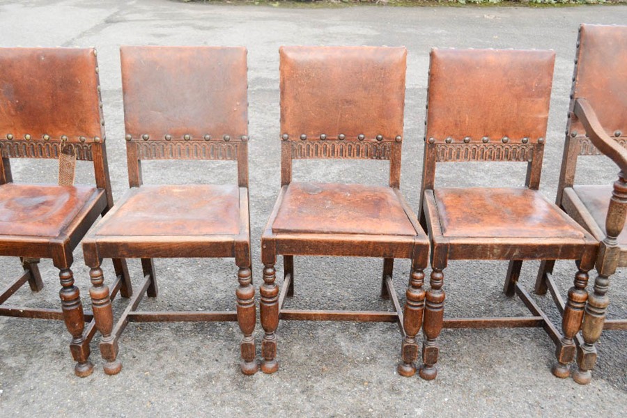 A part set of five oak and leather dining chairs, including one carver chair. - Bild 2 aus 3