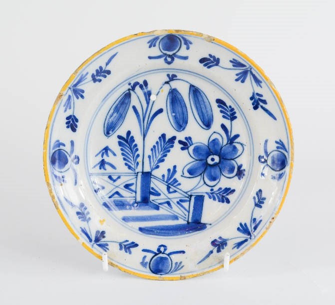 An 18th century blue and white Delft dish, with yellow rim, 16cm diameter.
