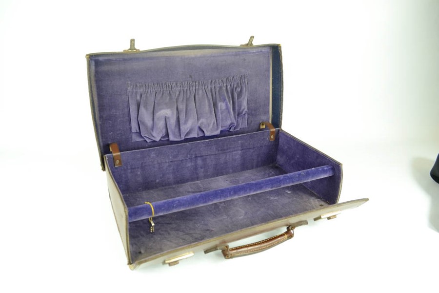A fitted leather Masonic case made by George & Spencer of Gt. Queen Street, Manufacture of Masonic - Bild 2 aus 3