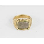 A yellow metal Victorian mourning ring, containing woven panel of hair, size I/J, 2.9g.