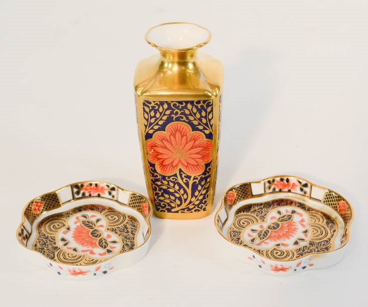 A Caverswall Romany pattern 24ct gold bud vase, and two Shimabara trinket dishes 10cm diameter.