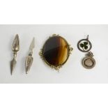 A pair of corn on the cob knives, agate brooch and silver fobs.