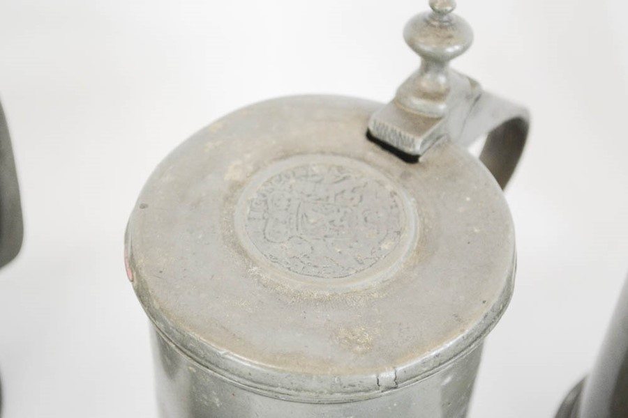 A quantity of pewter, to include tankards, jugs, duck and other items. (17) - Image 2 of 2