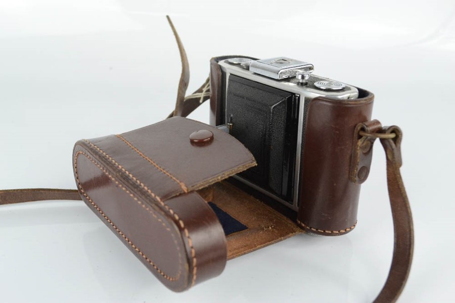 A Voigtlander VF101 camera by Rollei & Zeiss Ikon Nettar camera. - Image 2 of 2