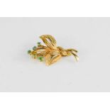 A yellow metal brooch, bow of flowers, 2.8g.