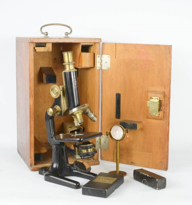 A Winkle of Gottingen microscope in a beech case, together with some slides of pollen and spores.