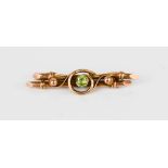 A 9ct gold and peridot sweetheart brooch, 2.5g.