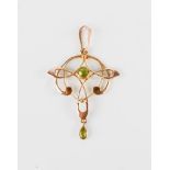 A 9ct gold pendant set with pale green peridot, 1.7g.