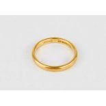 A 22ct gold wedding ring, size N, 3.5g.