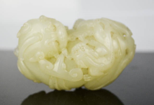 A white jade carved temple lion and cub. - Bild 3 aus 4