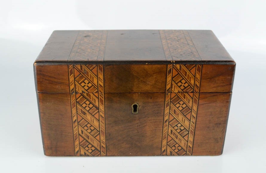 A 19th century tea caddy in burr walnut, with parquetry inlaid bands, 13 by 22cm. - Bild 2 aus 2