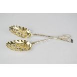 A pair of silver berry spoons, London 1823, 4.38 toz.