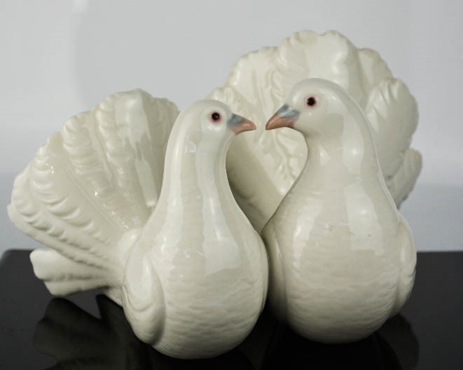 A Lladro group of two doves.