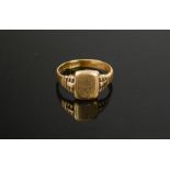 A 9ct gold signet ring, engraved with monogram, size R, 4.4g.