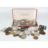 A quantity of coins, including a presentation pack for Queen Elizabeth II set.