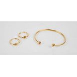 A 9ct gold childrens torc bracelet, and pair of matching earrings, 2.5g.
