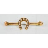 A 9ct gold brooch, with horse shoe set with seed pearls to the centre, 2.4g.