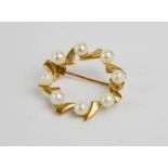 A 9ct gold and cultured pearl circle brooch, 3.2g.