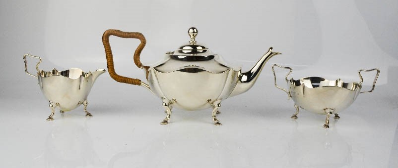 A silver tea set, Birmingham 1938, comprising tea pot 15.28toz, sugar bowl 5.91toz, and milk jug 4.