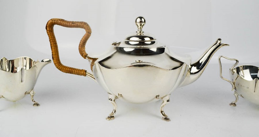 A silver tea set, Birmingham 1938, comprising tea pot 15.28toz, sugar bowl 5.91toz, and milk jug 4. - Bild 2 aus 2