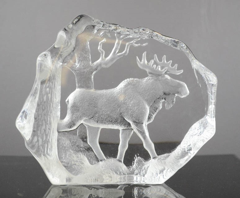 A pressed glass sculpture depicting a moose, signed to the base, and numbered 2566, 13cm.