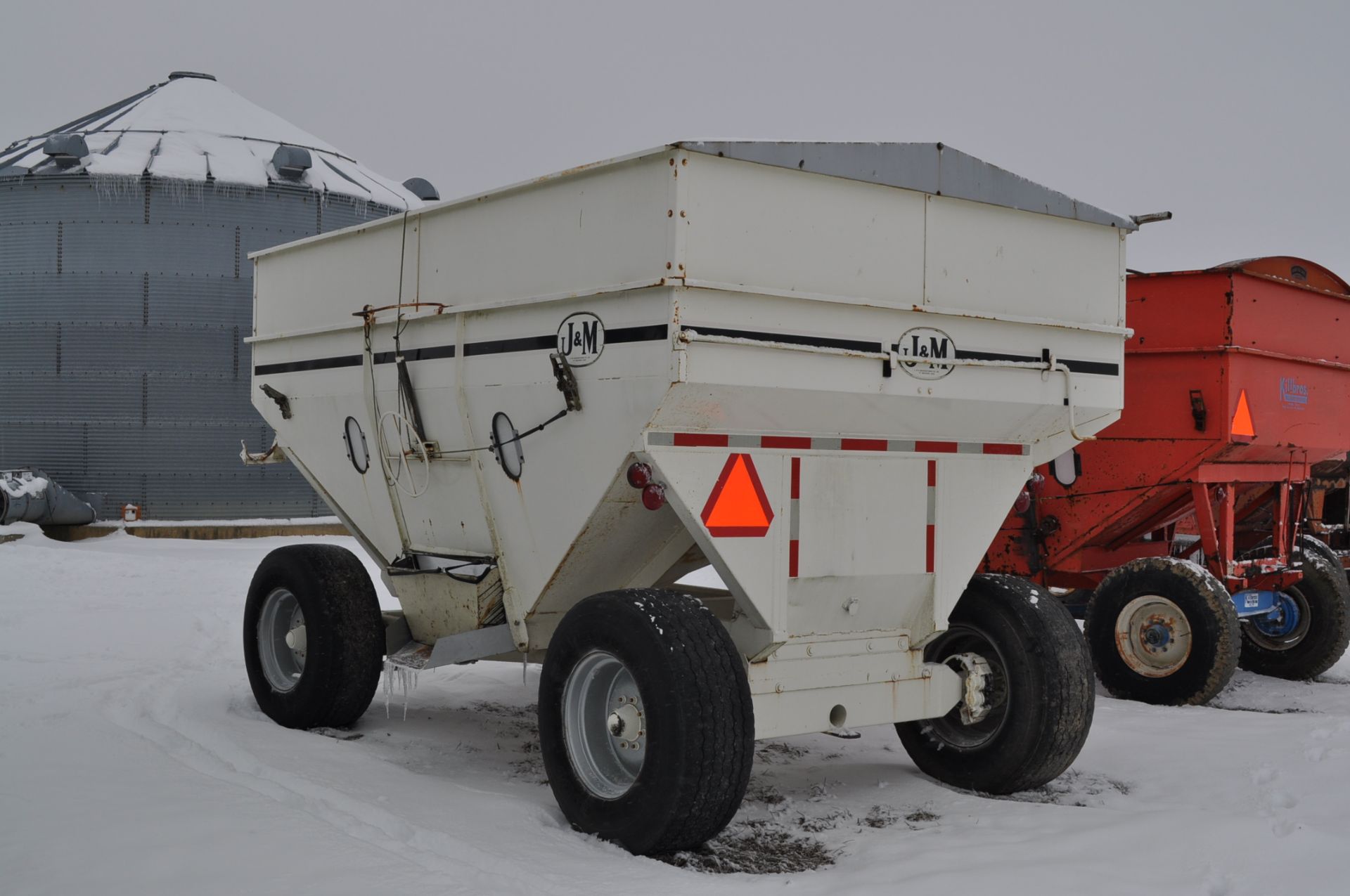 J & M 550 gravity bed wagon, brakes, tarp, site window, 425/65 R 22.5 tires - Image 2 of 11