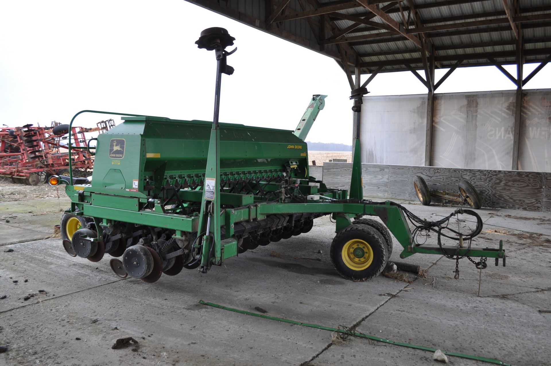 John Deere 1560 drill, 7 ½” spacing, dolly wheels, JD markers, w/ monitor & scales, elec seed rate - Image 11 of 11