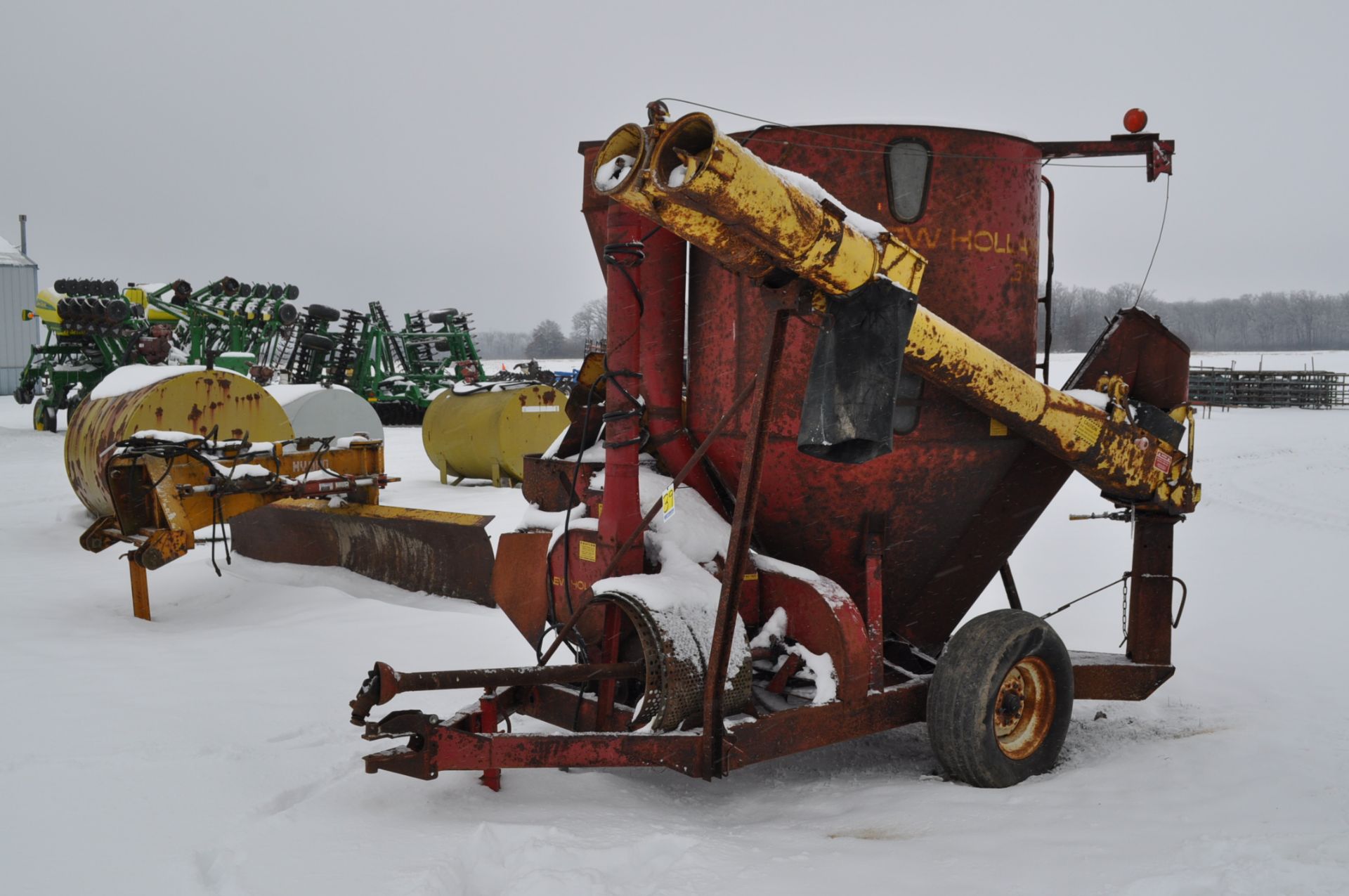 New Holland 353 grinder mixer, ear corn chute, ext. auger