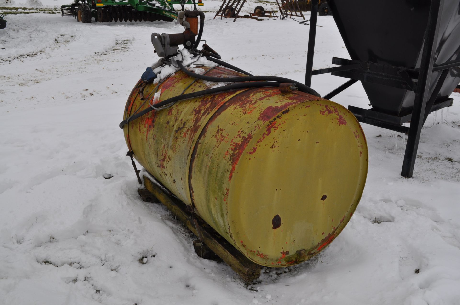 250 gal fuel tank with pump - Image 2 of 4