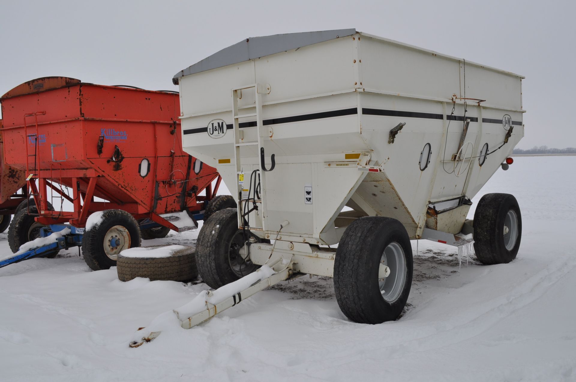 J & M 550 gravity bed wagon, brakes, tarp, site window, 425/65 R 22.5 tires