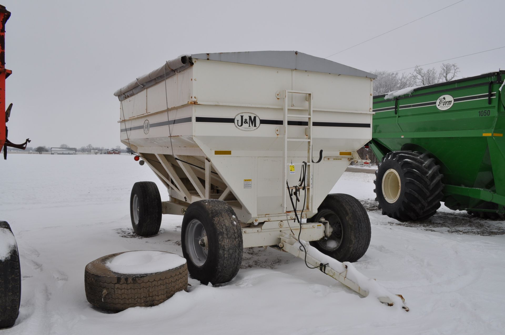 J & M 550 gravity bed wagon, brakes, tarp, site window, 425/65 R 22.5 tires - Image 4 of 11