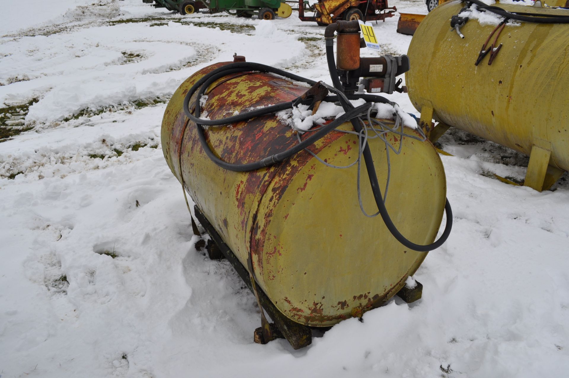250 gal fuel tank with pump - Image 4 of 4