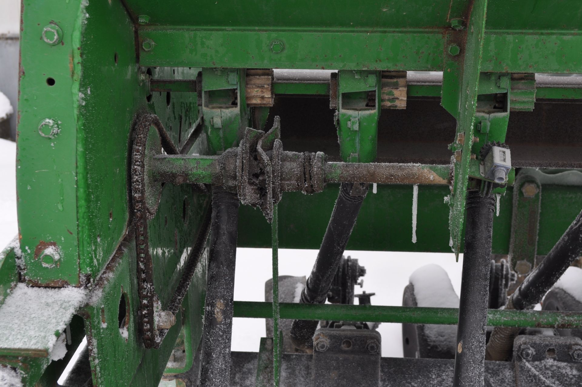 John Deere 1560 drill, 7 ½” spacing, dolly wheels, JD markers, w/ monitor & scales, elec seed rate - Image 4 of 11