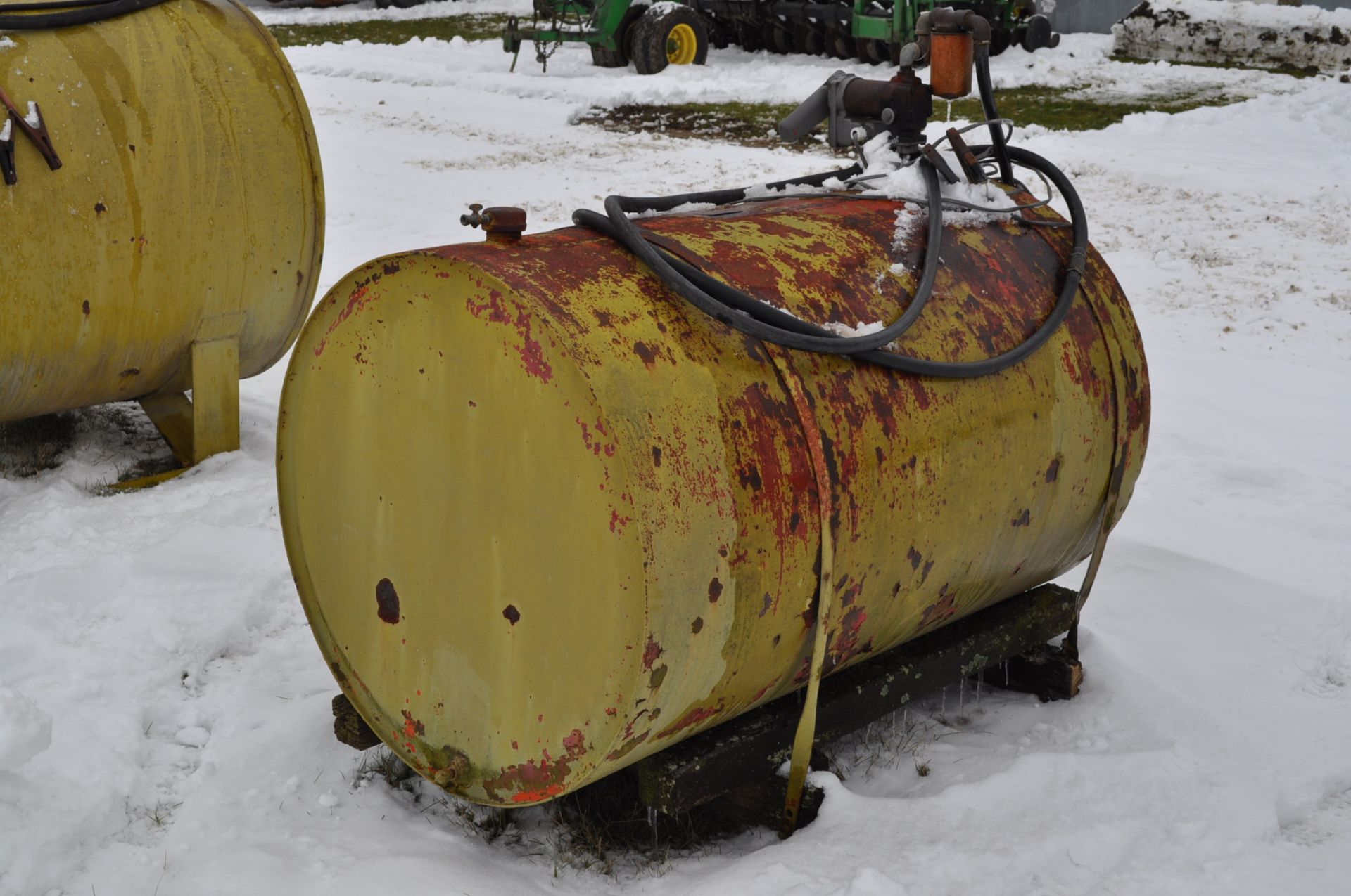 250 gal fuel tank with pump - Image 3 of 4