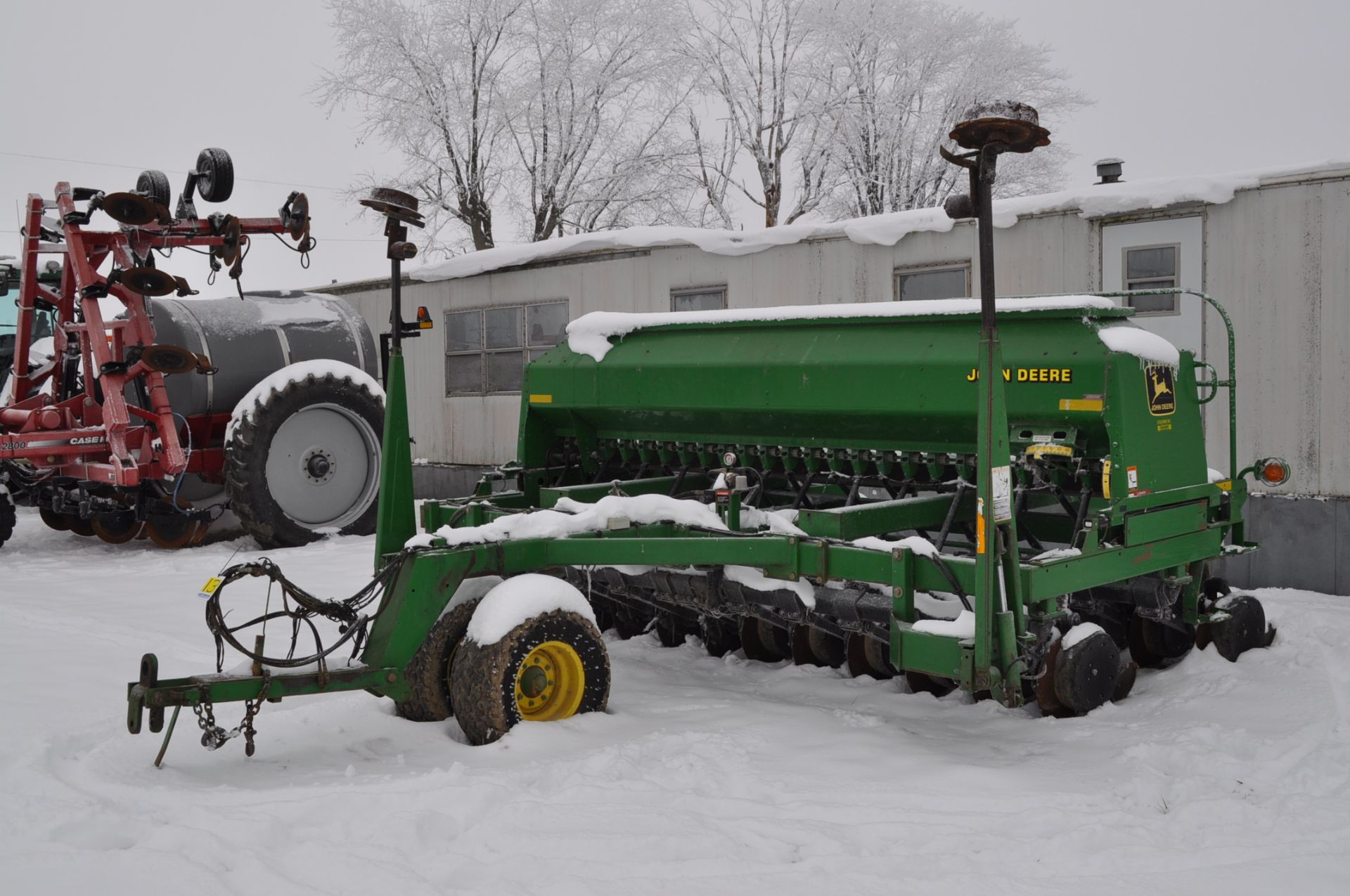 John Deere 1560 drill, 7 ½” spacing, dolly wheels, JD markers, w/ monitor & scales, elec seed rate
