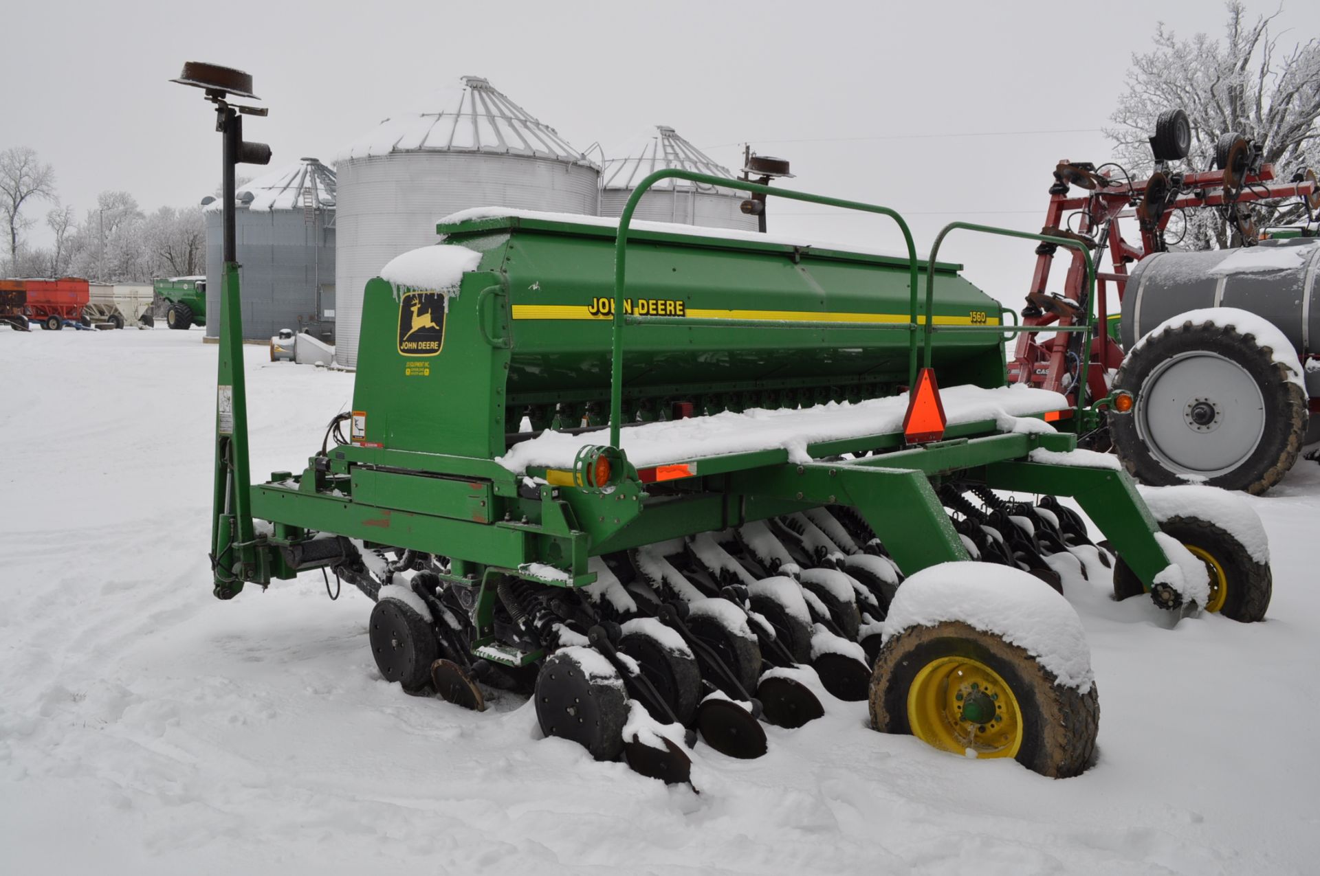 John Deere 1560 drill, 7 ½” spacing, dolly wheels, JD markers, w/ monitor & scales, elec seed rate - Image 2 of 11