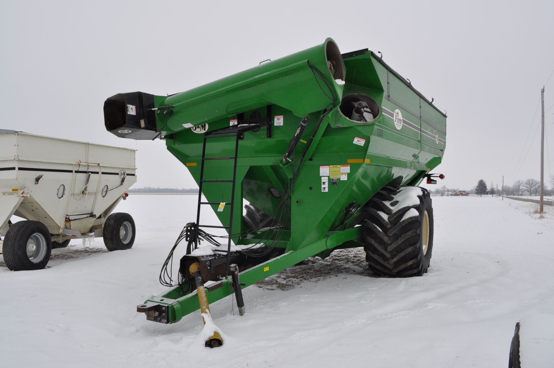 J & M 1050 grain storm grain cart, 73 x 44-32 tires, tarp, 1000 pto, corner auger, hyd spout - Image 6 of 12