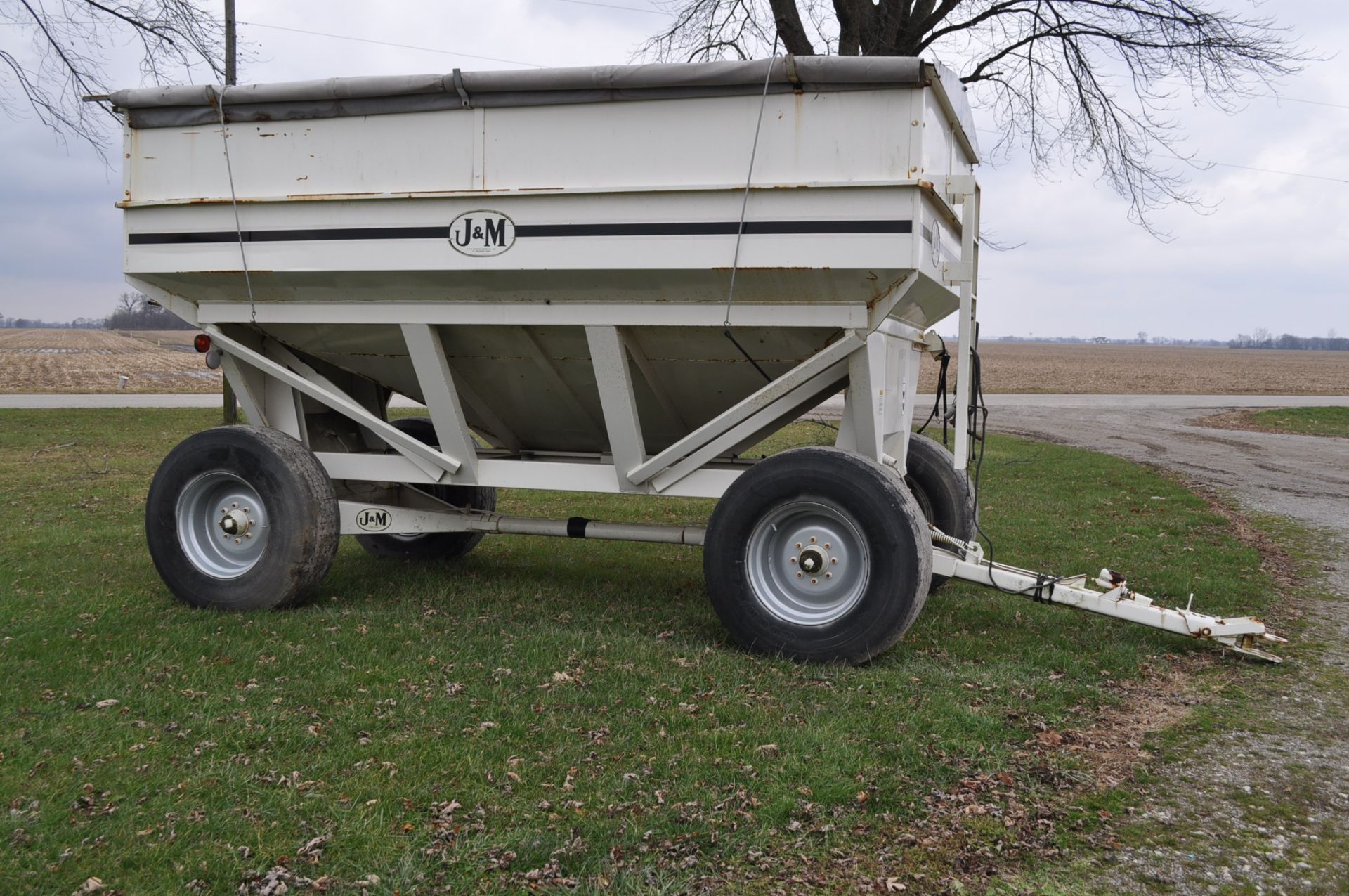 J & M 550 gravity bed wagon, brakes, tarp, site window, 425/65 R 22.5 tires - Image 9 of 11