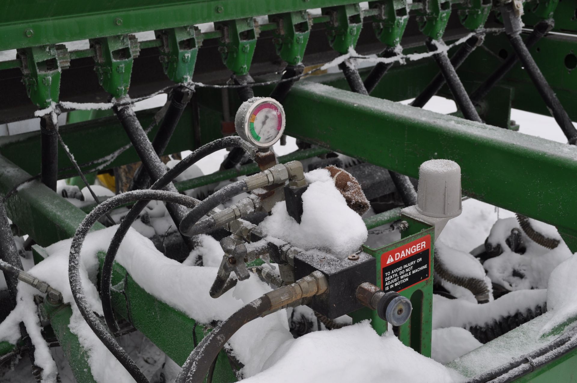 John Deere 1560 drill, 7 ½” spacing, dolly wheels, JD markers, w/ monitor & scales, elec seed rate - Image 6 of 11