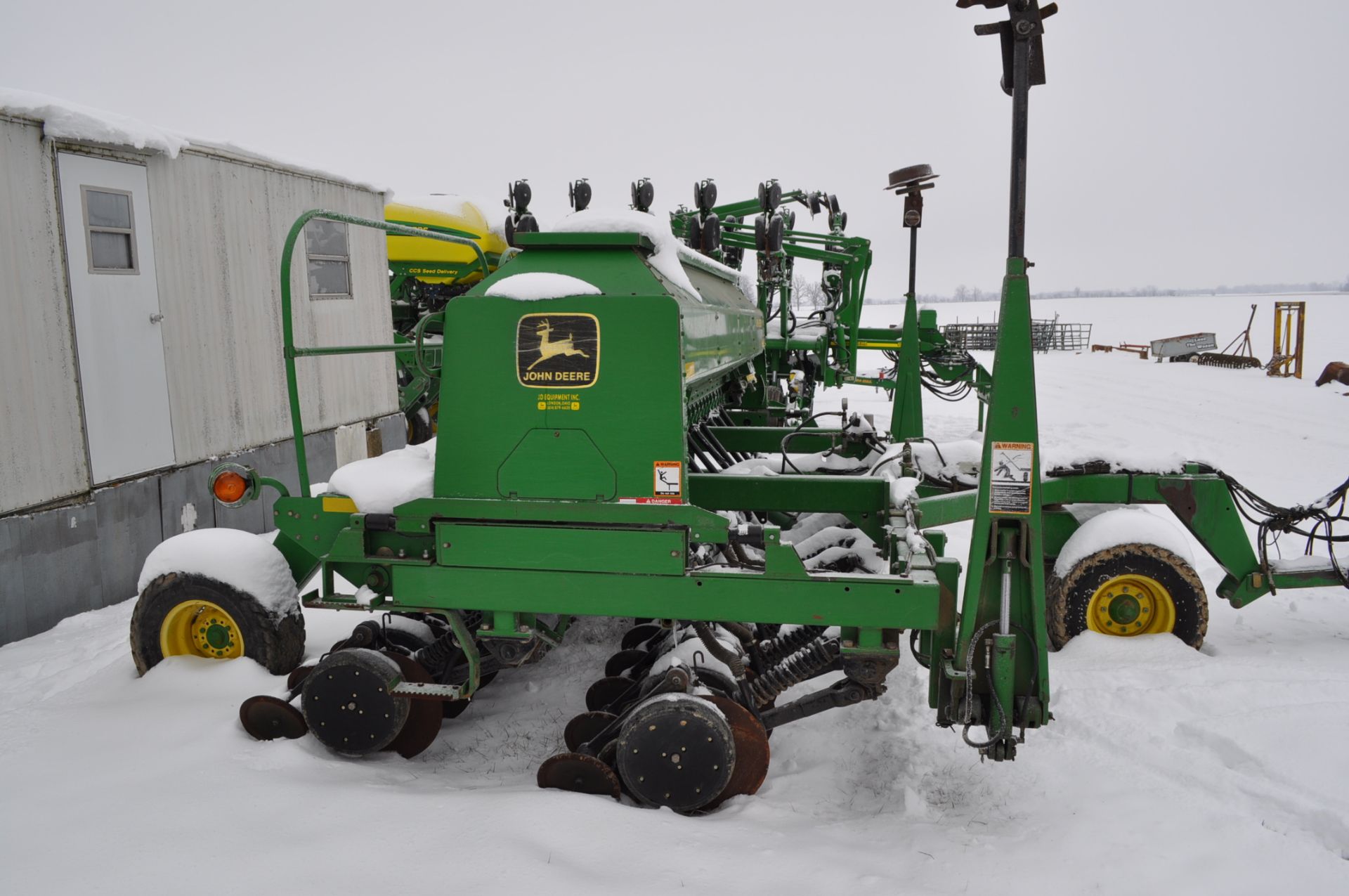 John Deere 1560 drill, 7 ½” spacing, dolly wheels, JD markers, w/ monitor & scales, elec seed rate - Image 3 of 11