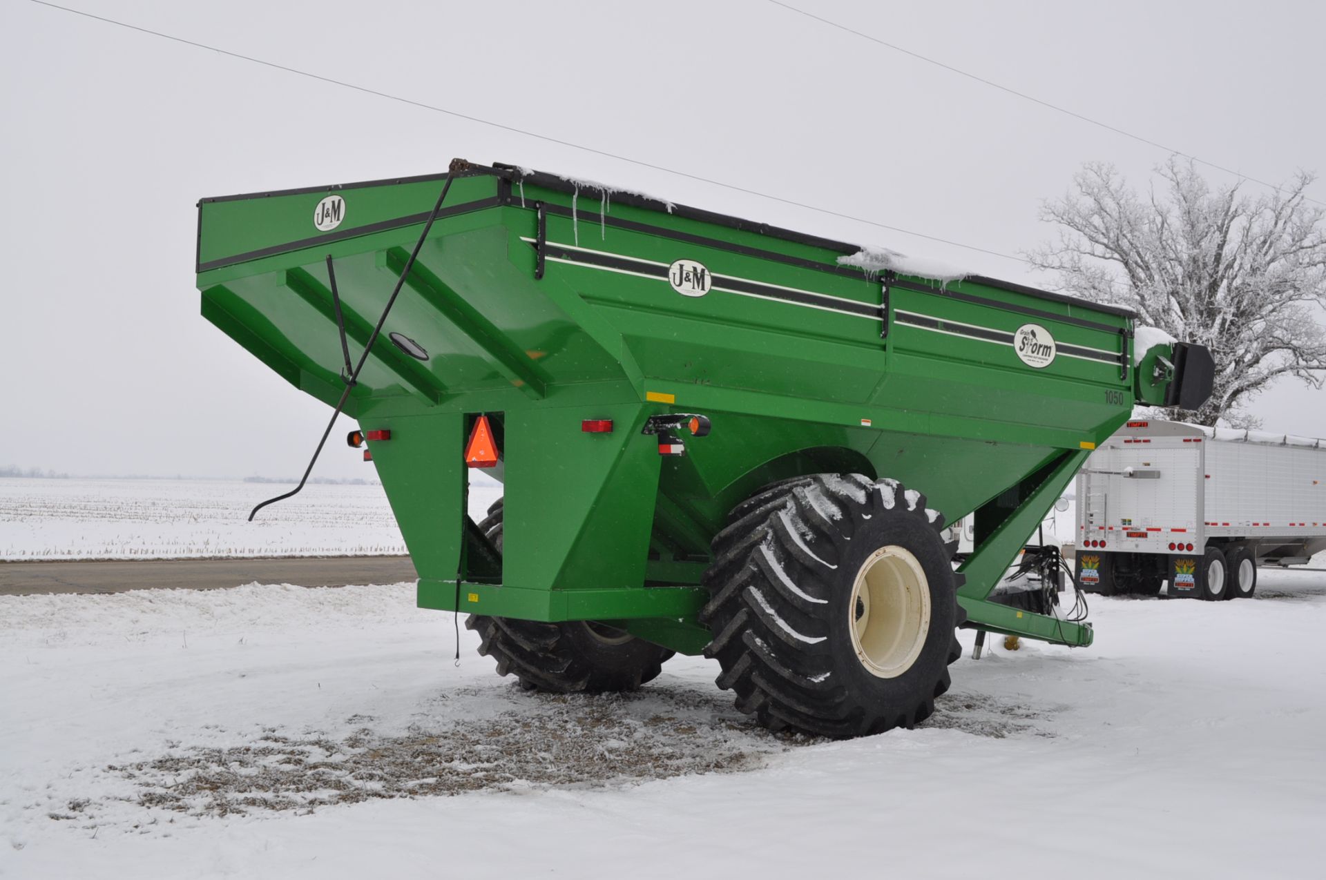 J & M 1050 grain storm grain cart, 73 x 44-32 tires, tarp, 1000 pto, corner auger, hyd spout - Image 3 of 12