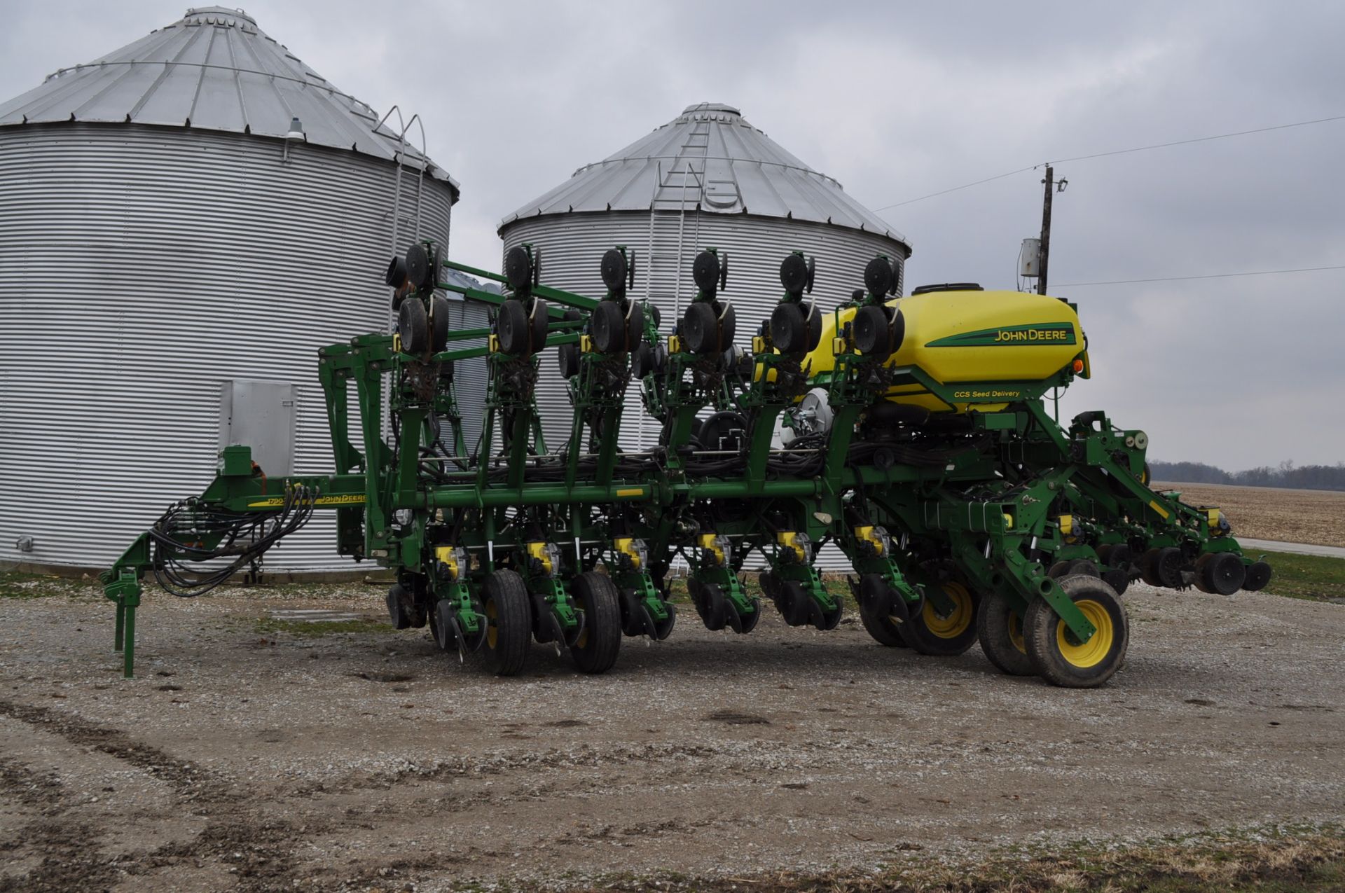 John Deere 1790 16/32 planter, CCS seed delivery, row cleaners, markers, seed firmers, SN 750247 - Image 12 of 14