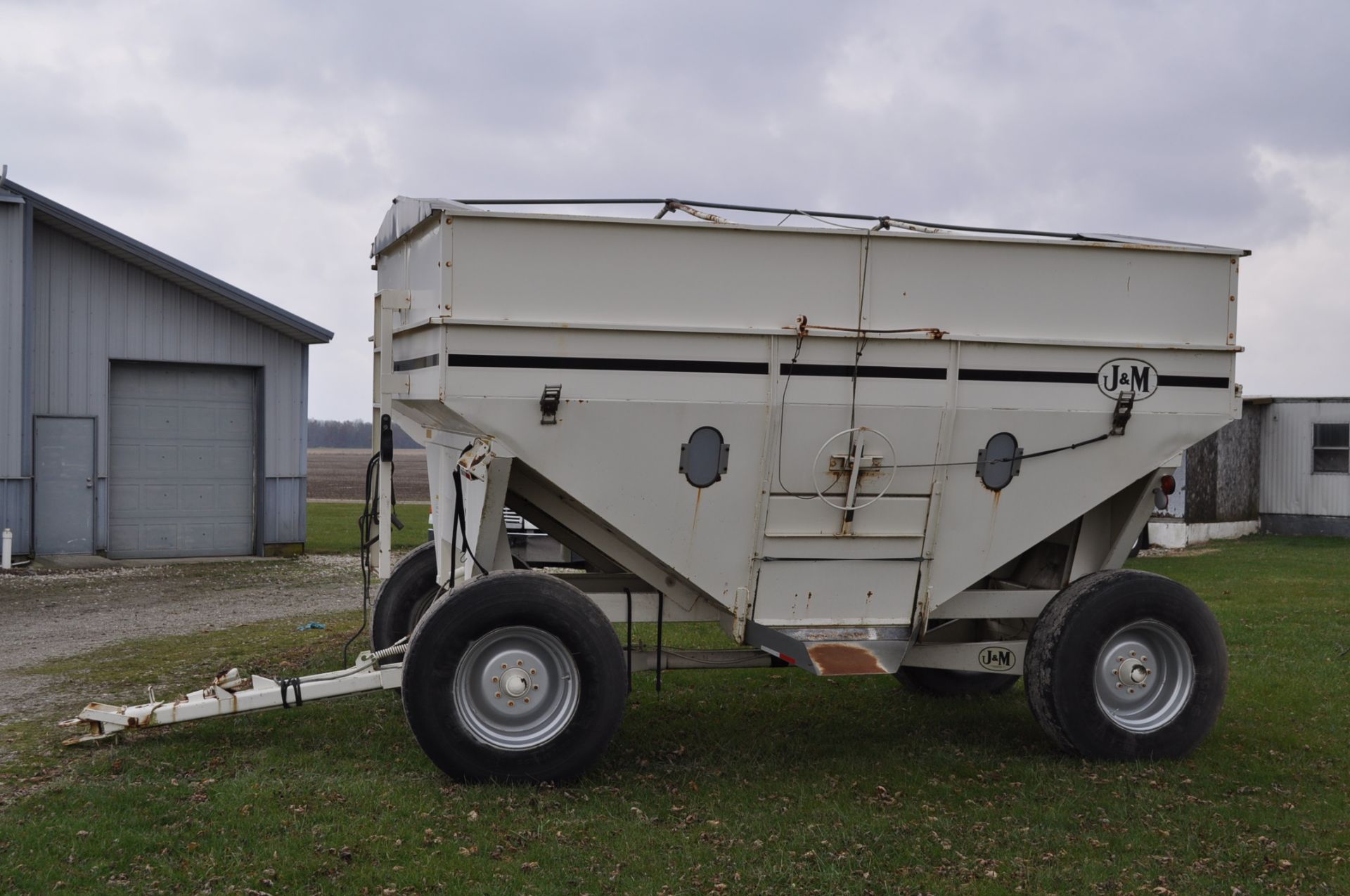 J & M 550 gravity bed wagon, brakes, tarp, site window, 425/65 R 22.5 tires - Image 8 of 11